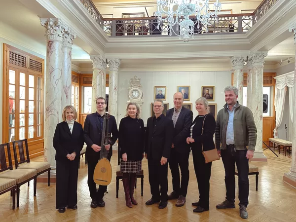 Koncerta mākslinieki ar Ainu Kalnciemu un Somijas vēstnieci Anni Saloranti